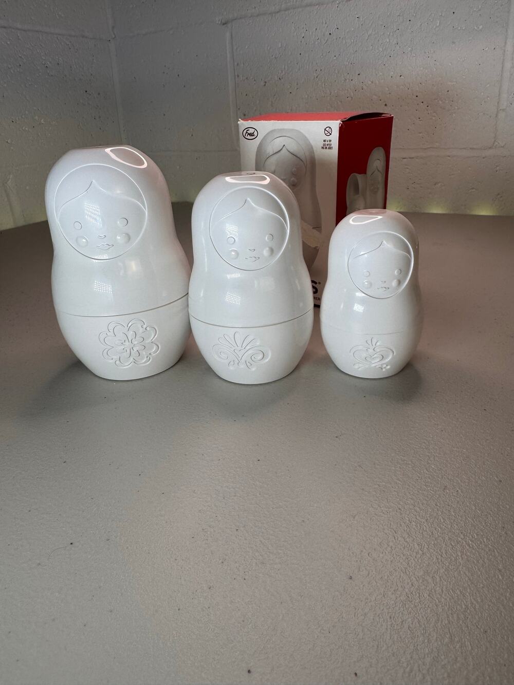 fred M-CUPS matryoshka nesting doll measuring cups set of 6 white w/ box